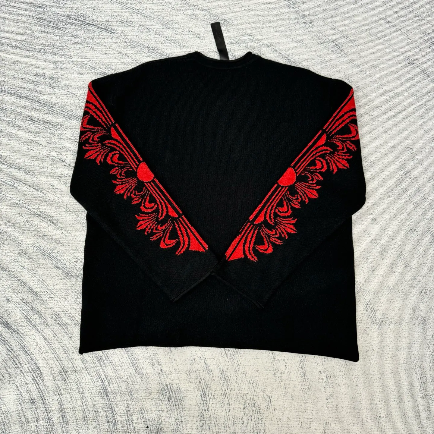 P550 Chrome Hearts 2025 wool patent leather sweater SIZE S/M/L (the only correct version on the market, patent lambskin, hand-stitched) The main body fabric is made of custom-woven and dyed cashmere blended yarn, 12-needle imported machine sesame base jacquard, which takes nearly 200 minutes. The chest cross leather is genuine patent leather sheepskin. The cross sheepskins are all hand-sewn. The labor cost is extremely high.